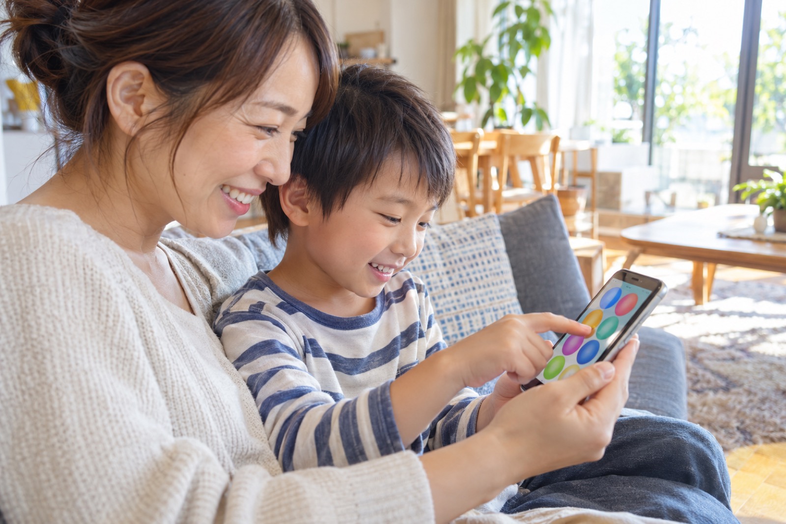 親子でスマホをのぞき、診断の質問に答える