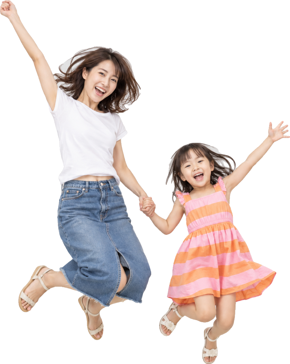 手をつないで笑顔でジャンプする日本人の母親と幼稚園くらいの娘。背景にクアラルンプールのツインタワー、ランカウイの海、ペナンの街並み、屋台の料理